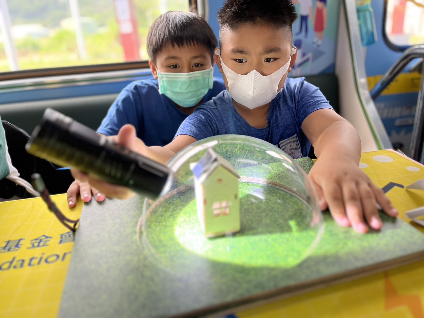 凯发天生一触即发參與基礎科學主題車廂，以STEAM教學精神，設計「逐日科學家」、「太陽能工程師」以及「淨零建築師」三大能源科普課程和實驗