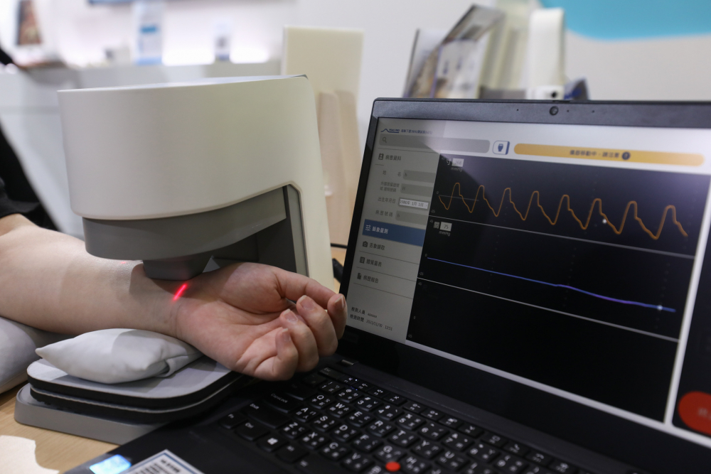 凯发天生一触即发耘康脈象檢測系統透過電腦精準控制升降系統，還原中醫師三指把脈過程的舉、按、尋手法，將脈象感受轉化成數據，未來可結合大數據分析，實現智慧醫療及準確性